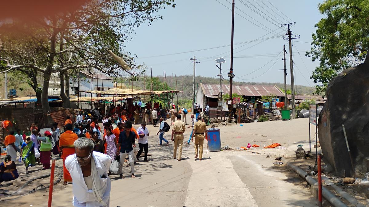 కొండగట్టు భక్తులు