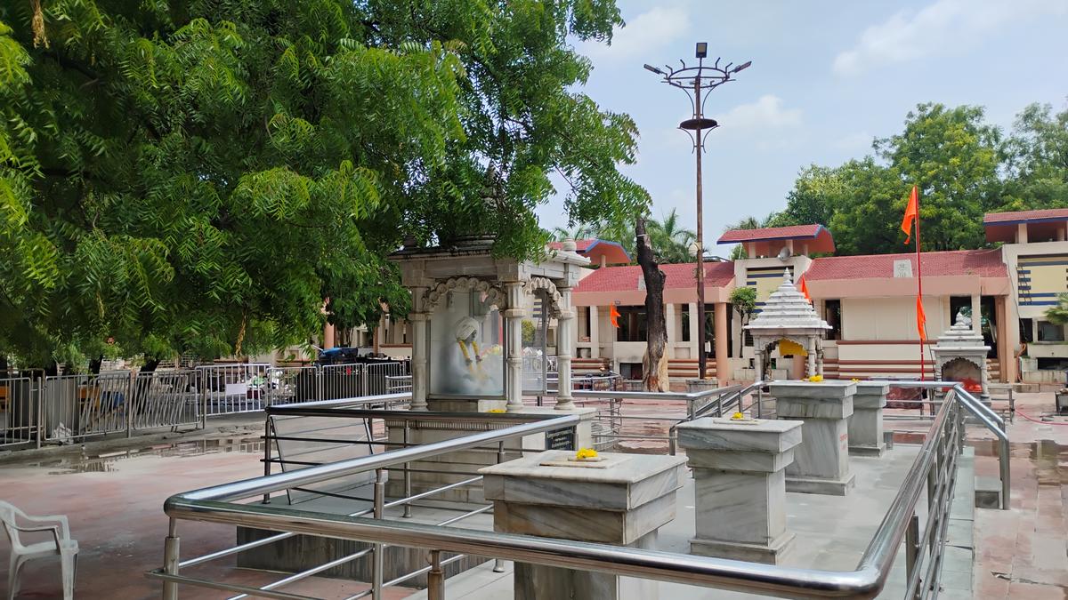 Hotel Yogiraj, Shirdi — భక్తుల వసతి
