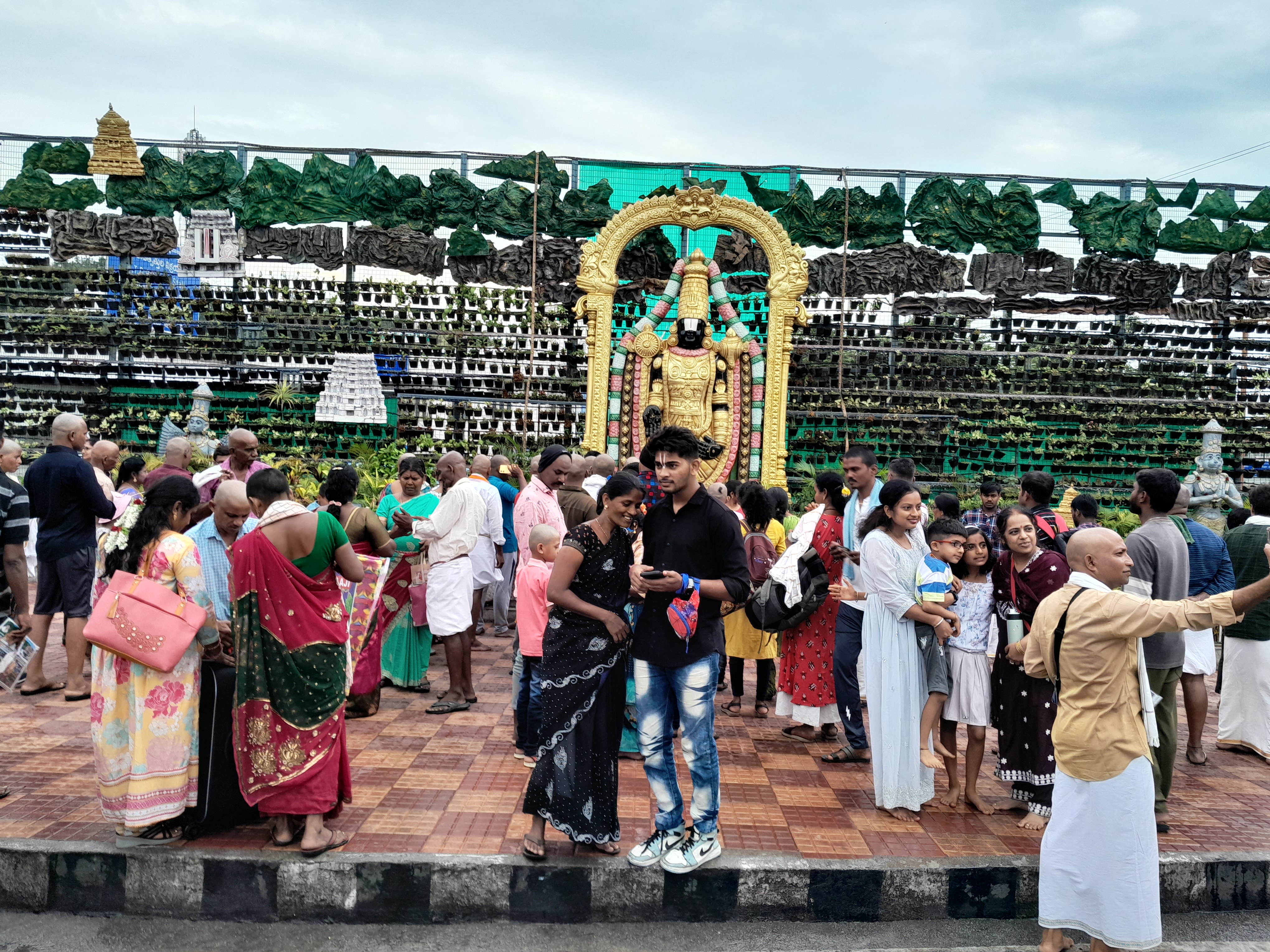 తిరుమల శ్రీ వేంకటేశ్వర స్వామి స్వర్ణ విగ్రహం — భక్తులు