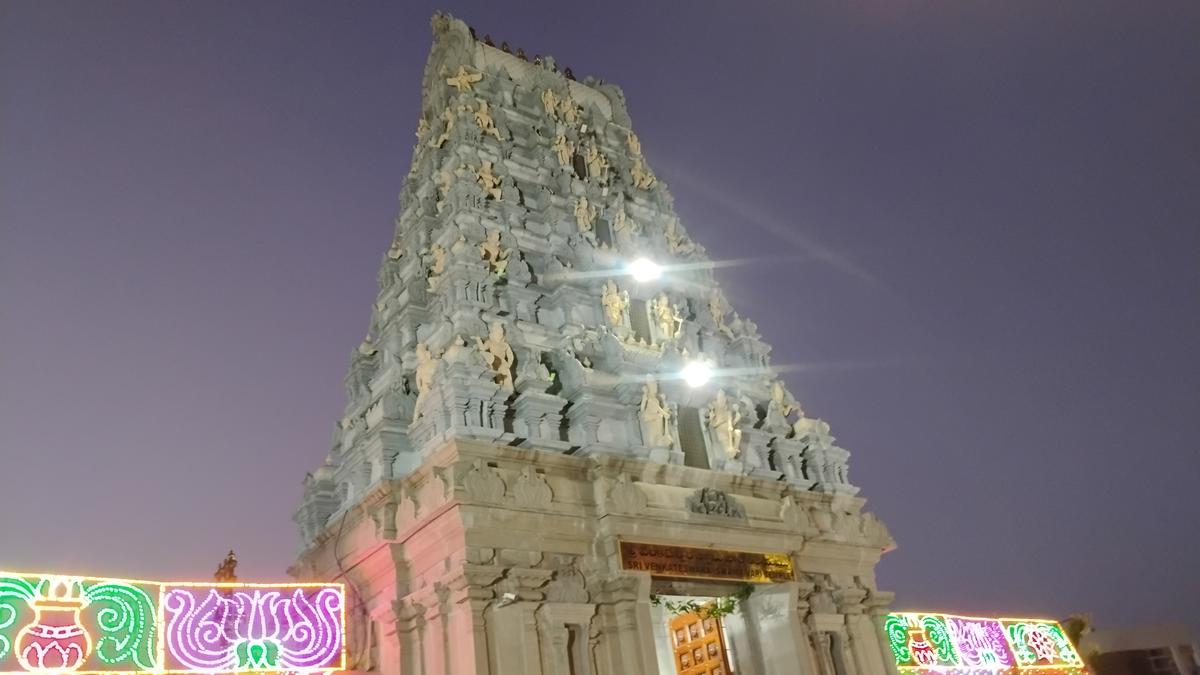 TTD జూబ్లీ హిల్స్ — పామ్ చెట్లు, రాత్రి